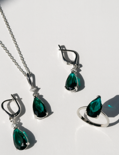 EMERALD TEAR SET resmi