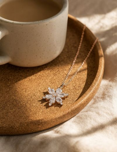 Rose Sakura Bloom Kolye resmi